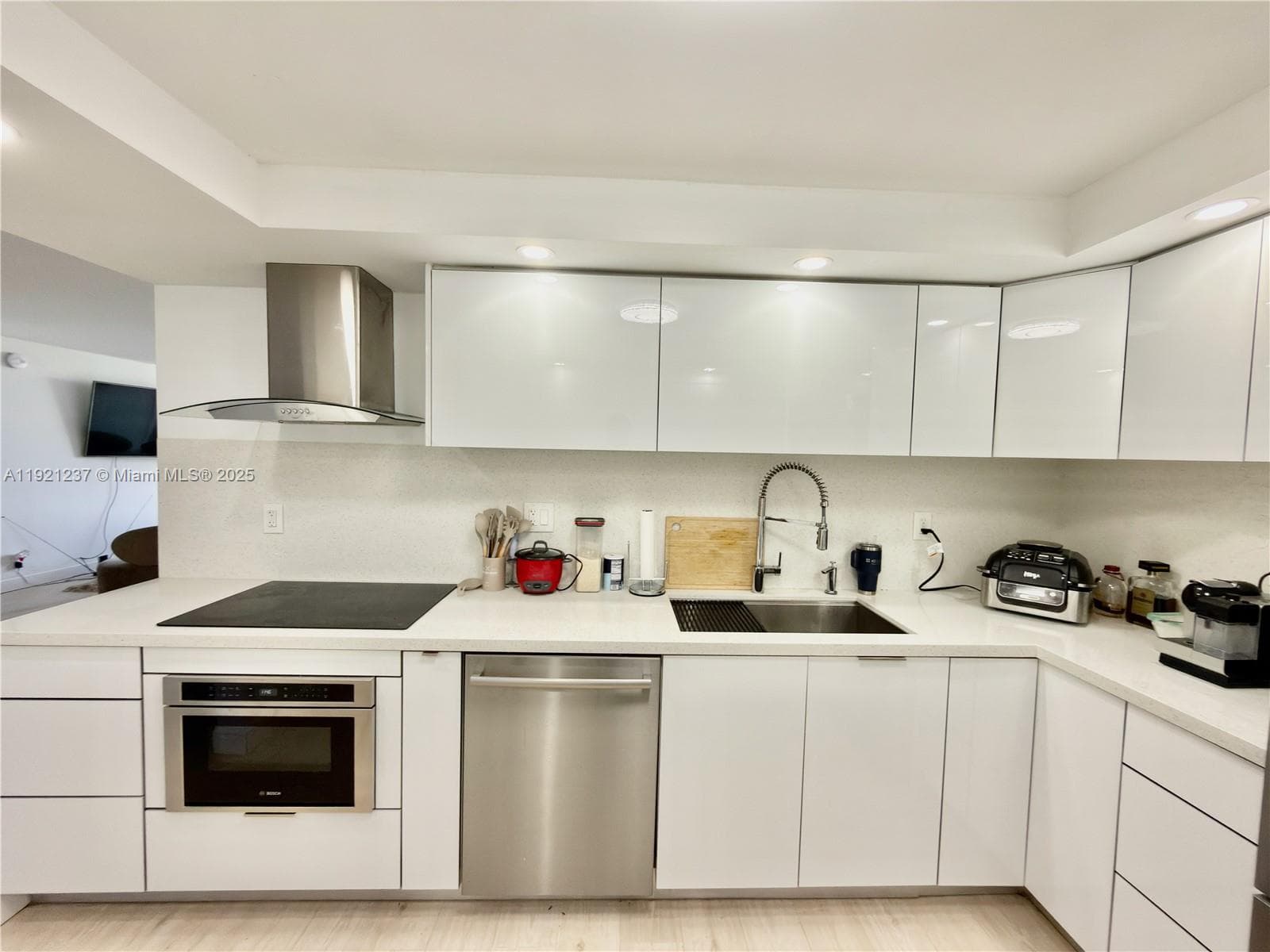 3140 S Ocean Dr 512 photo 9