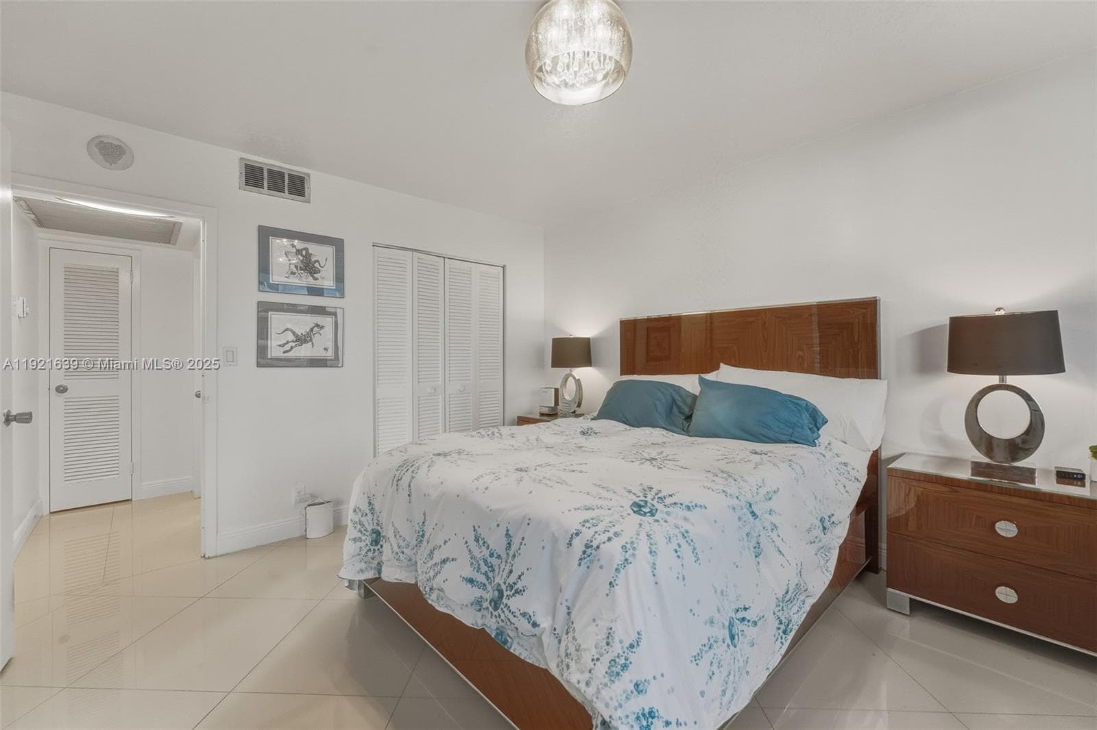 2030 Ocean Dr 1810 photo 7