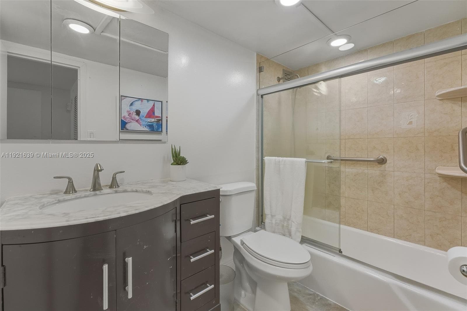 2030 Ocean Dr 1810 photo 8