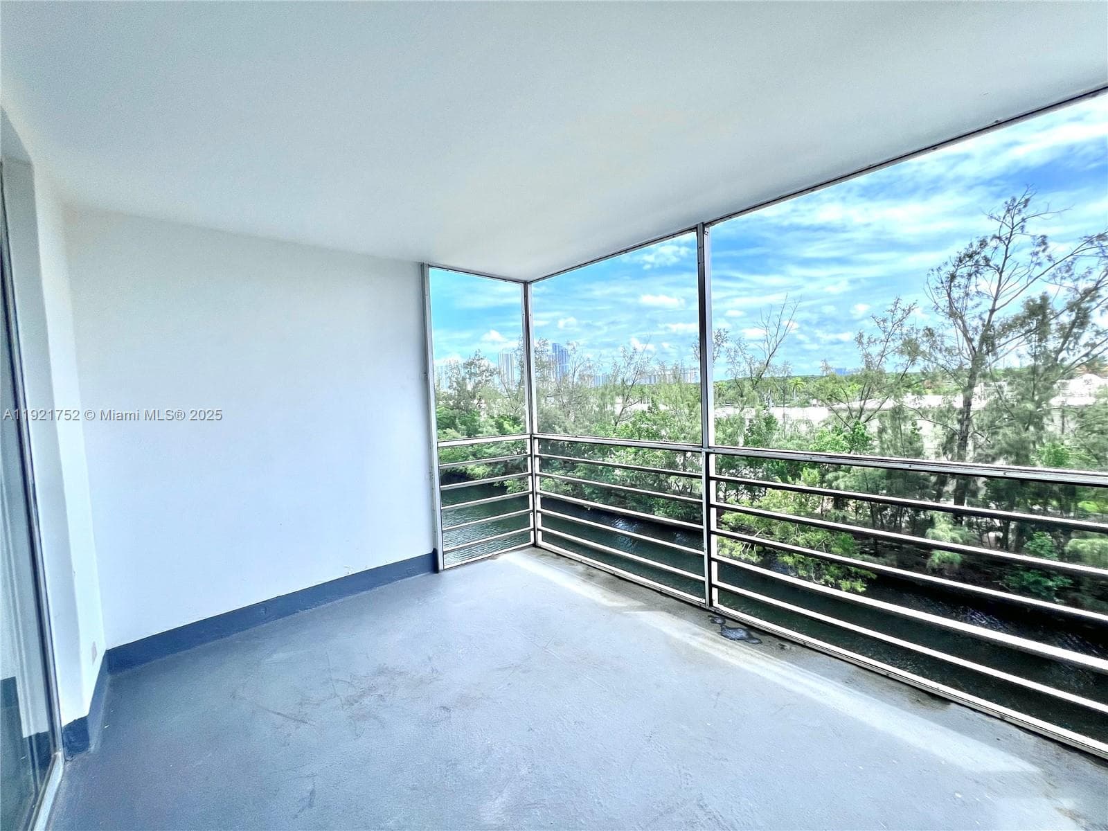 3660 NE 166th St 505 photo 20