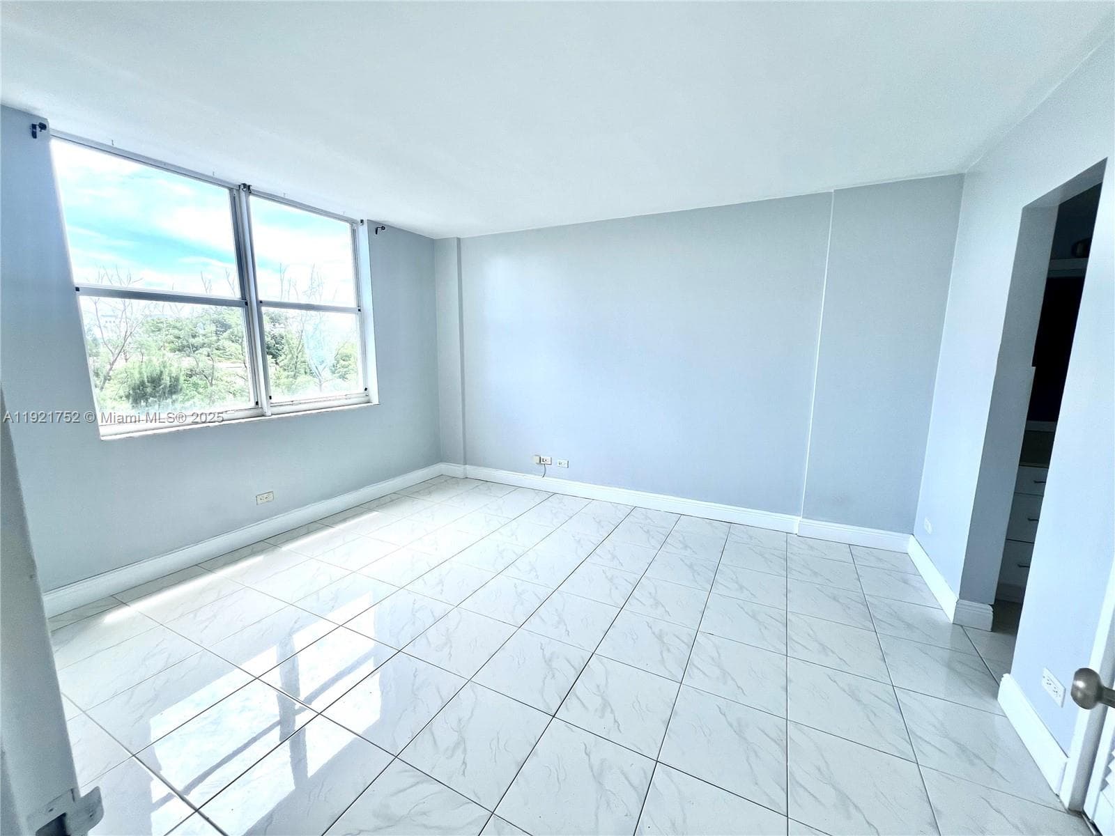 3660 NE 166th St 505 photo 9