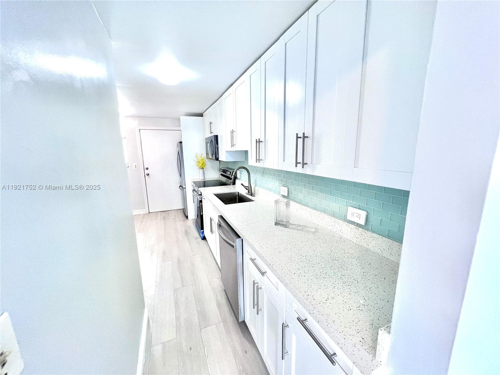 3660 NE 166th St 505 photo 4