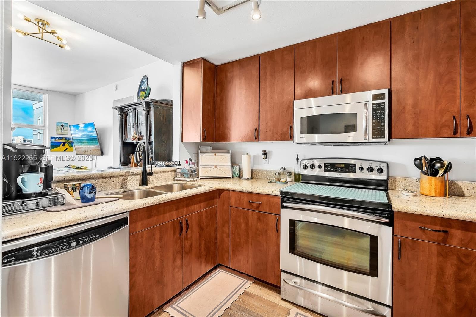 255 Evernia St 1421 photo 20