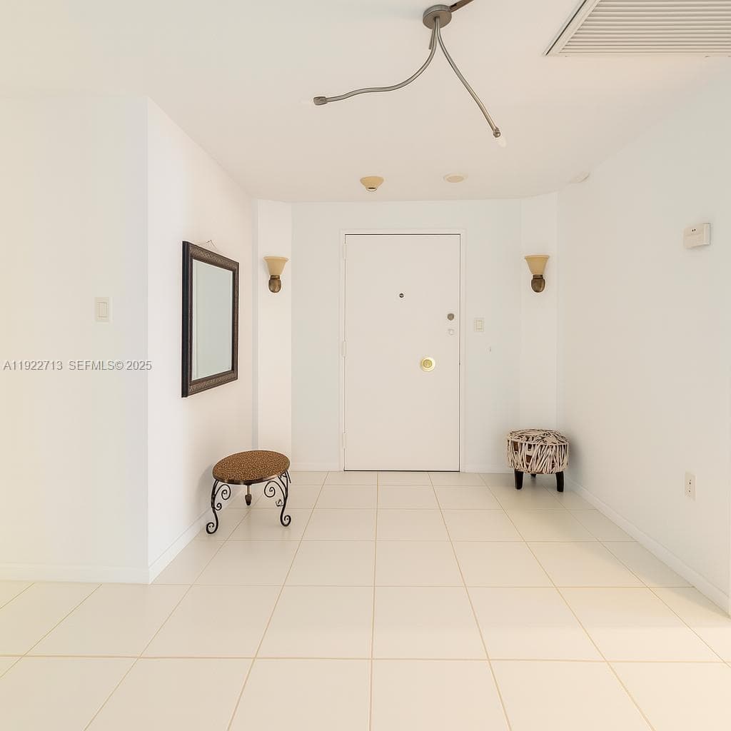5255 Collins Ave 5D photo 3