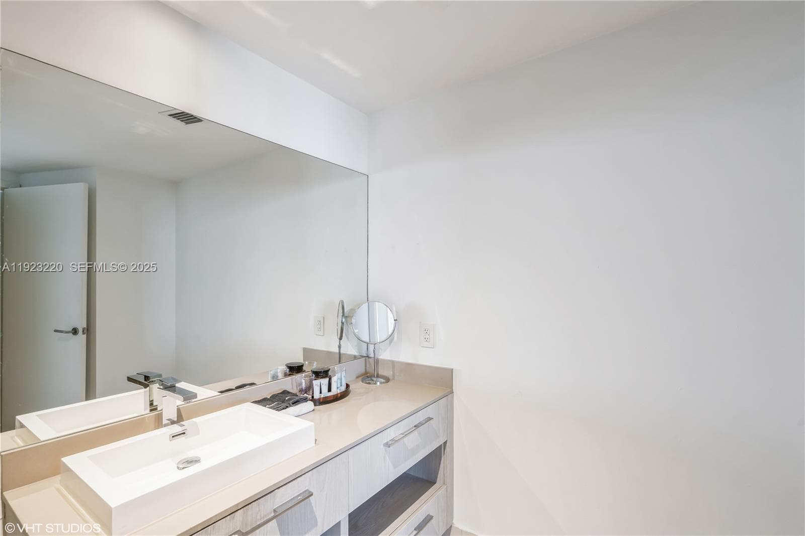 4111 Ocean Dr 1904 photo 18