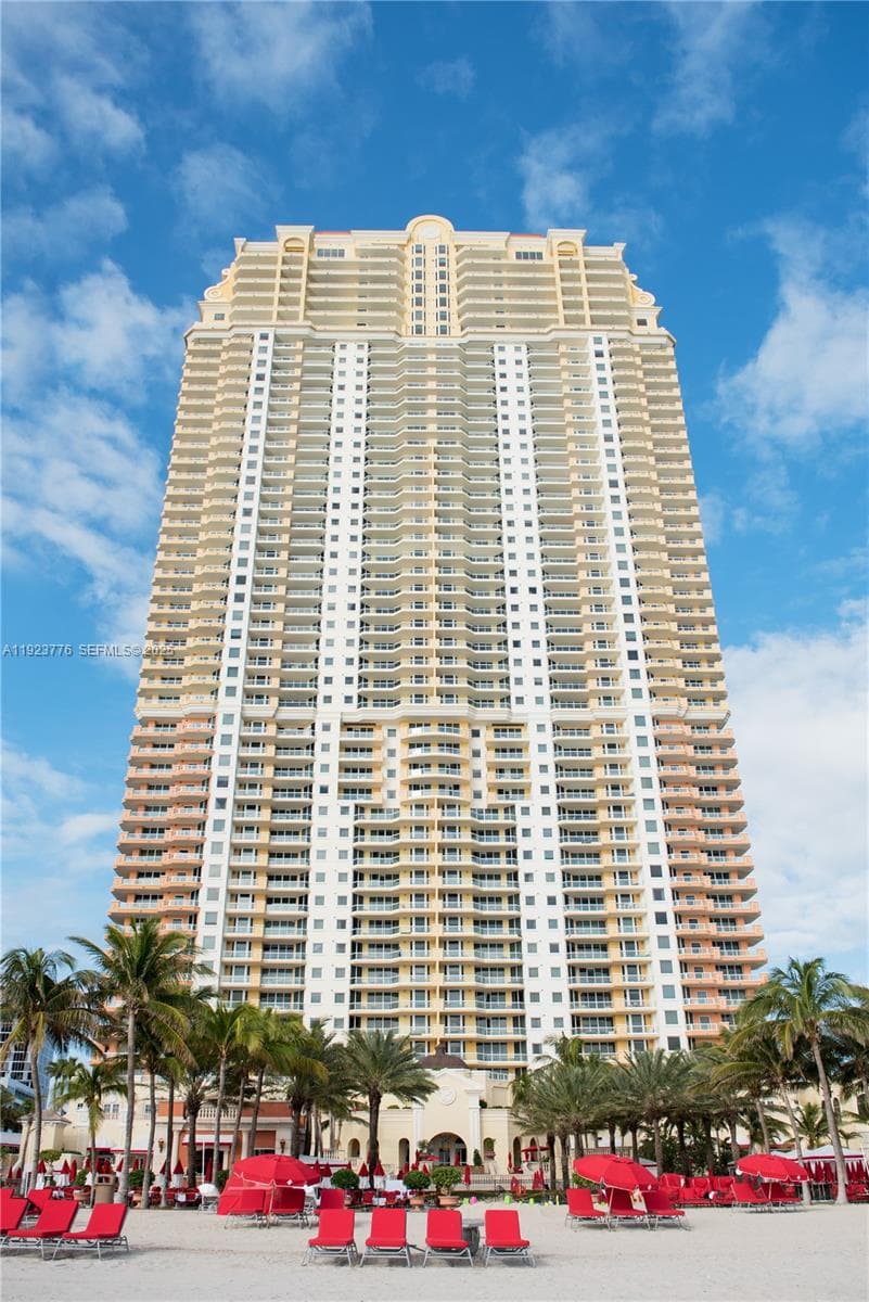 17875 Collins Ave 1