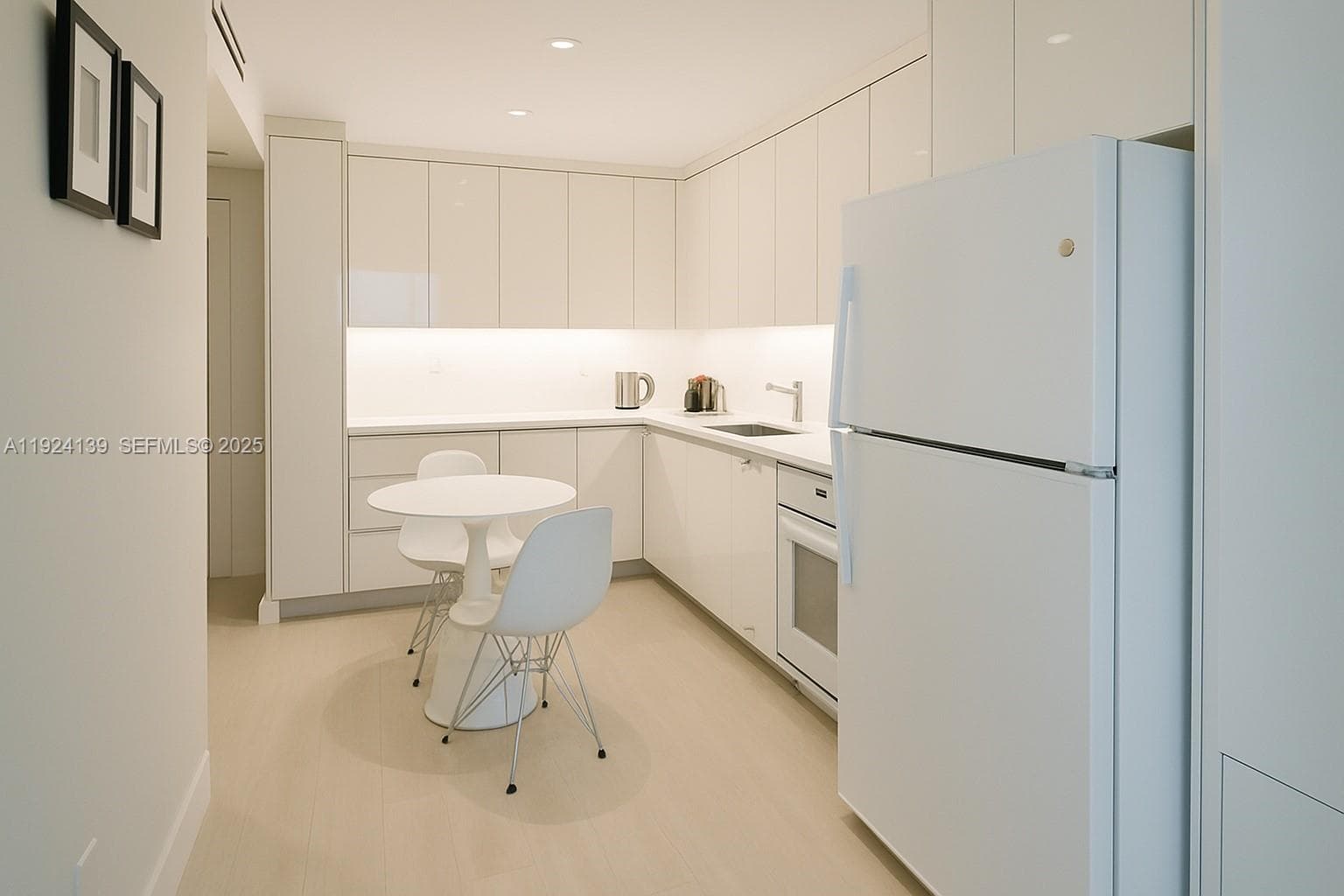 2301 Collins Ave 636 photo 3