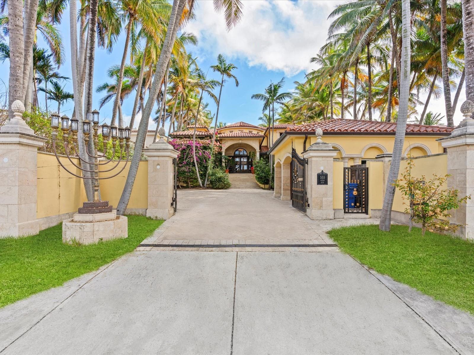 555 Ocean Boulevard photo 2