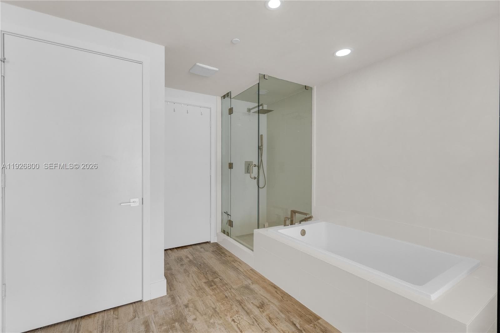 650 NE 32nd St 2901 photo 18