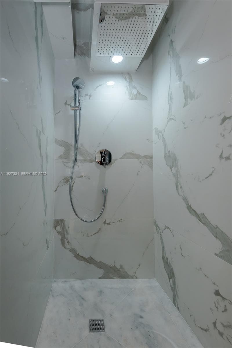 6423 Collins Ave 304 photo 9