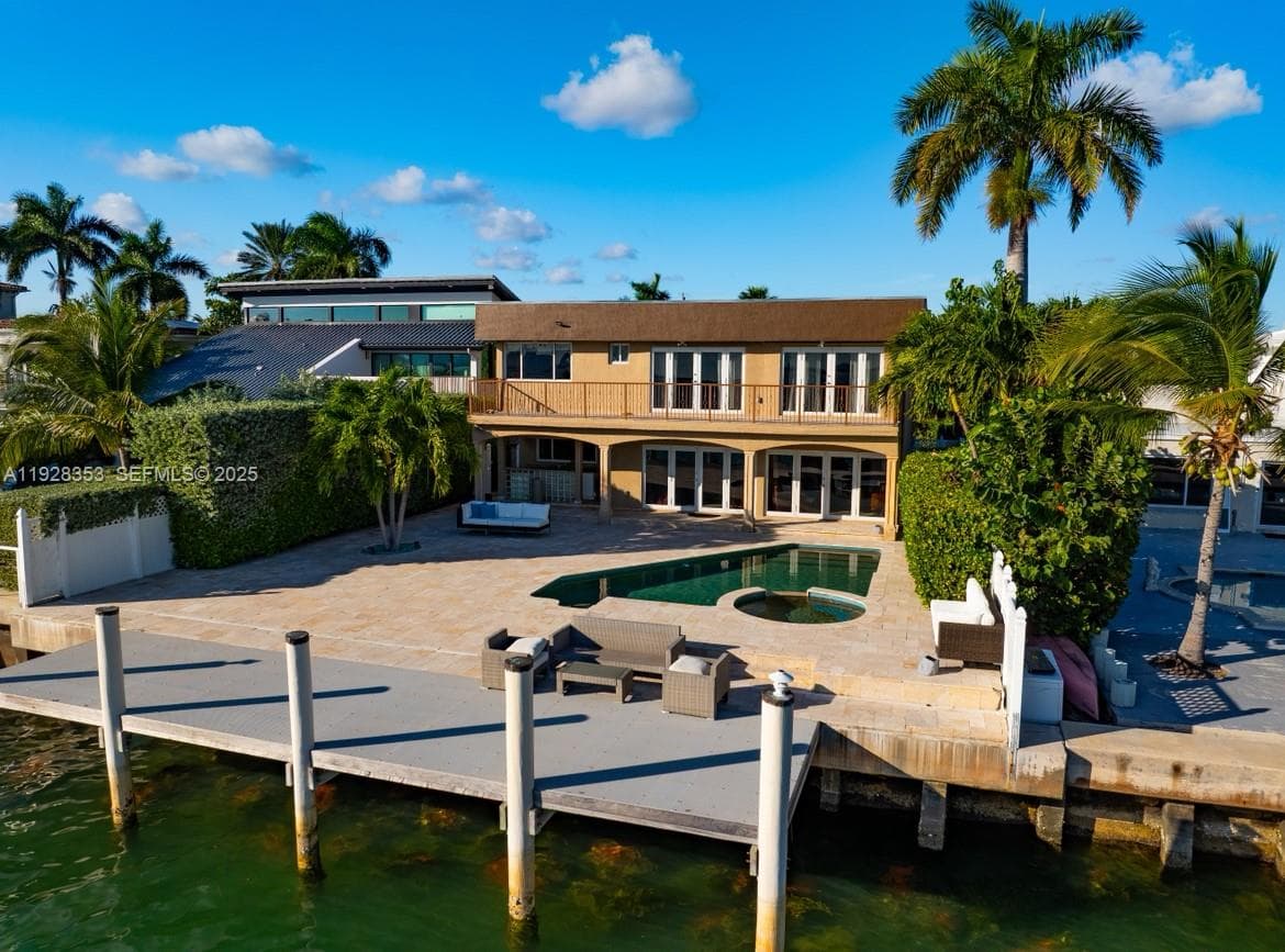 1500 Treasure Dr photo 7