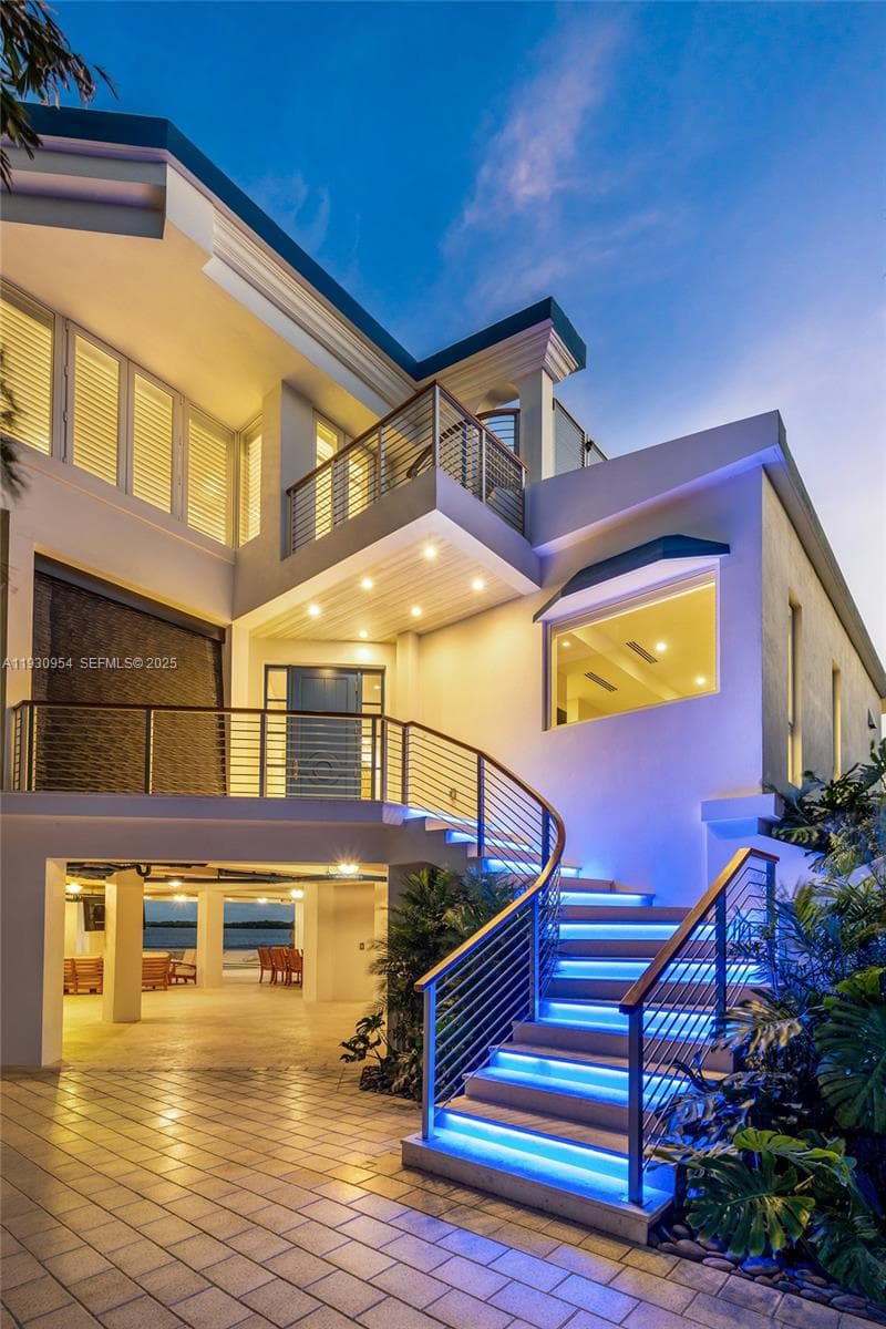 180 Pompano Dr 5