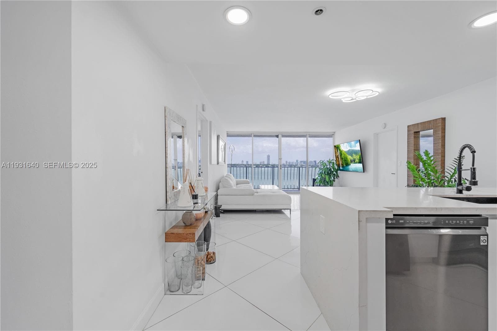 7601 E Treasure Dr 819 photo 2