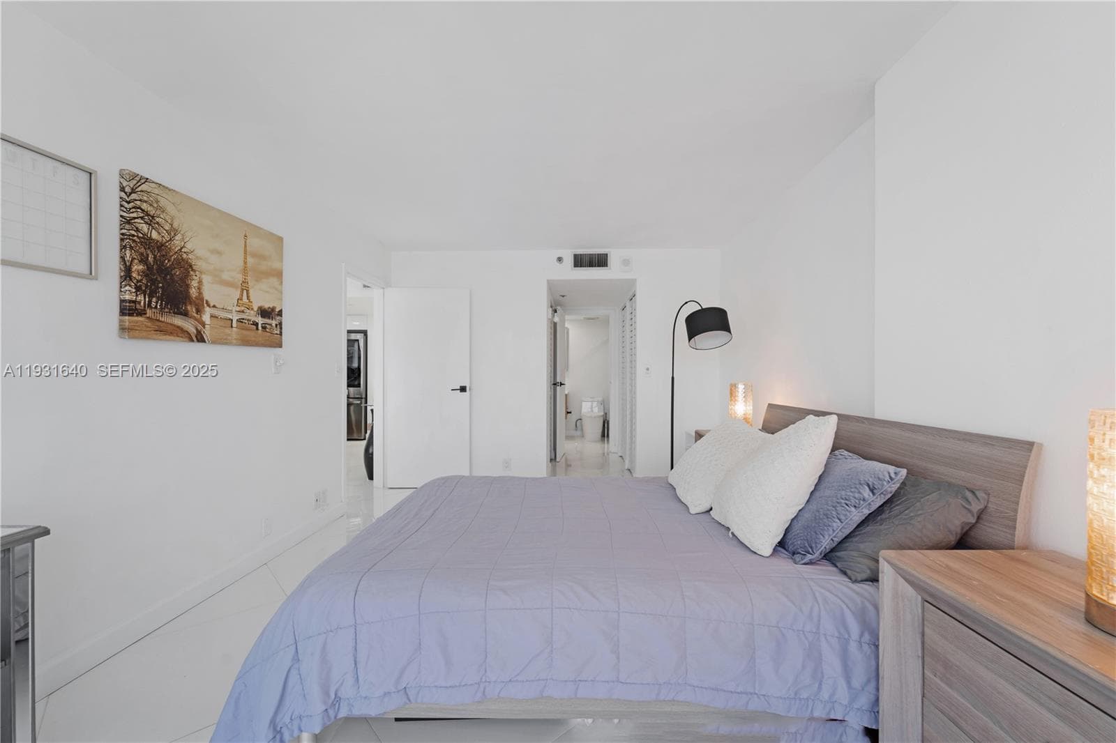 7601 E Treasure Dr 819 photo 17