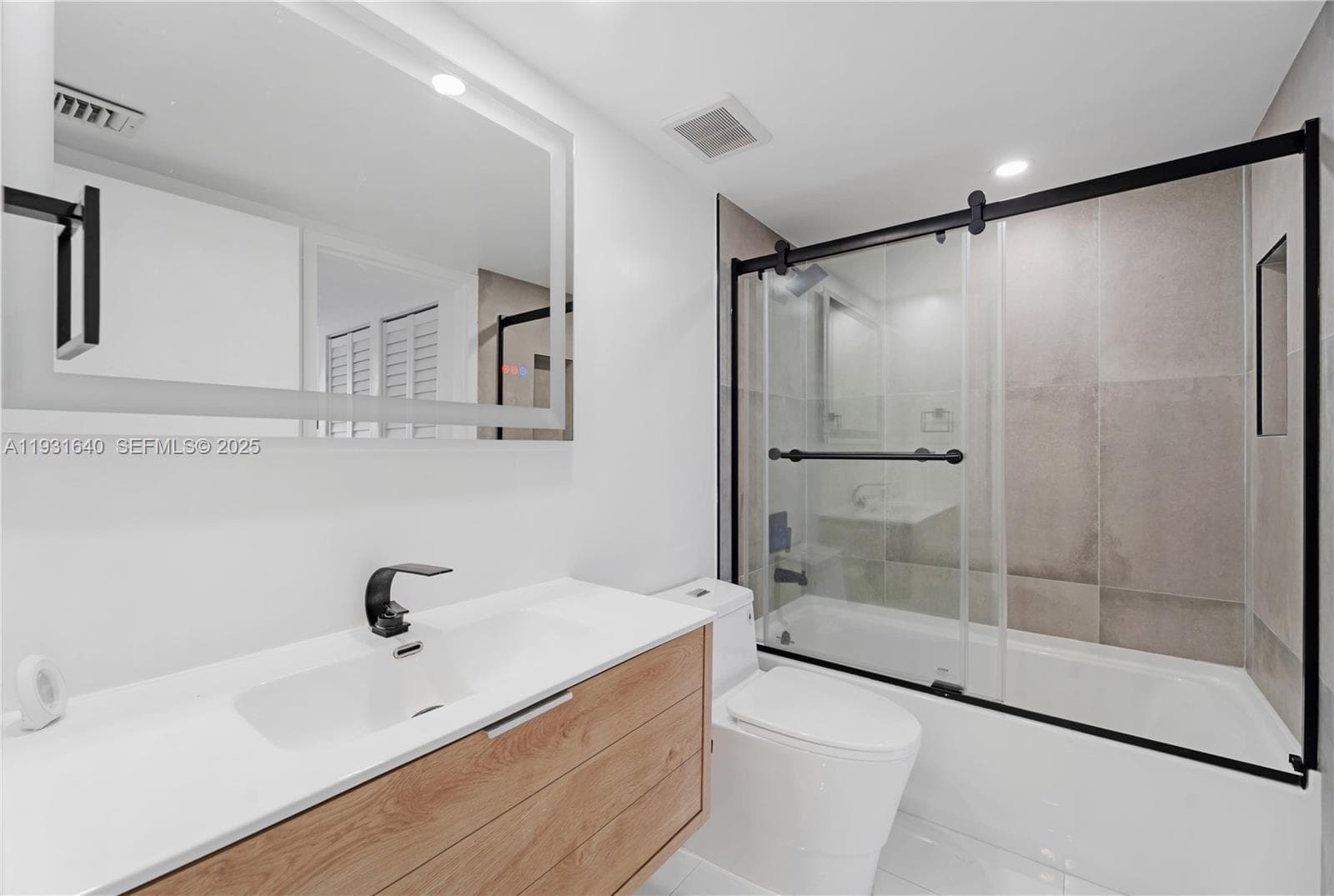 7601 E Treasure Dr 819 photo 22