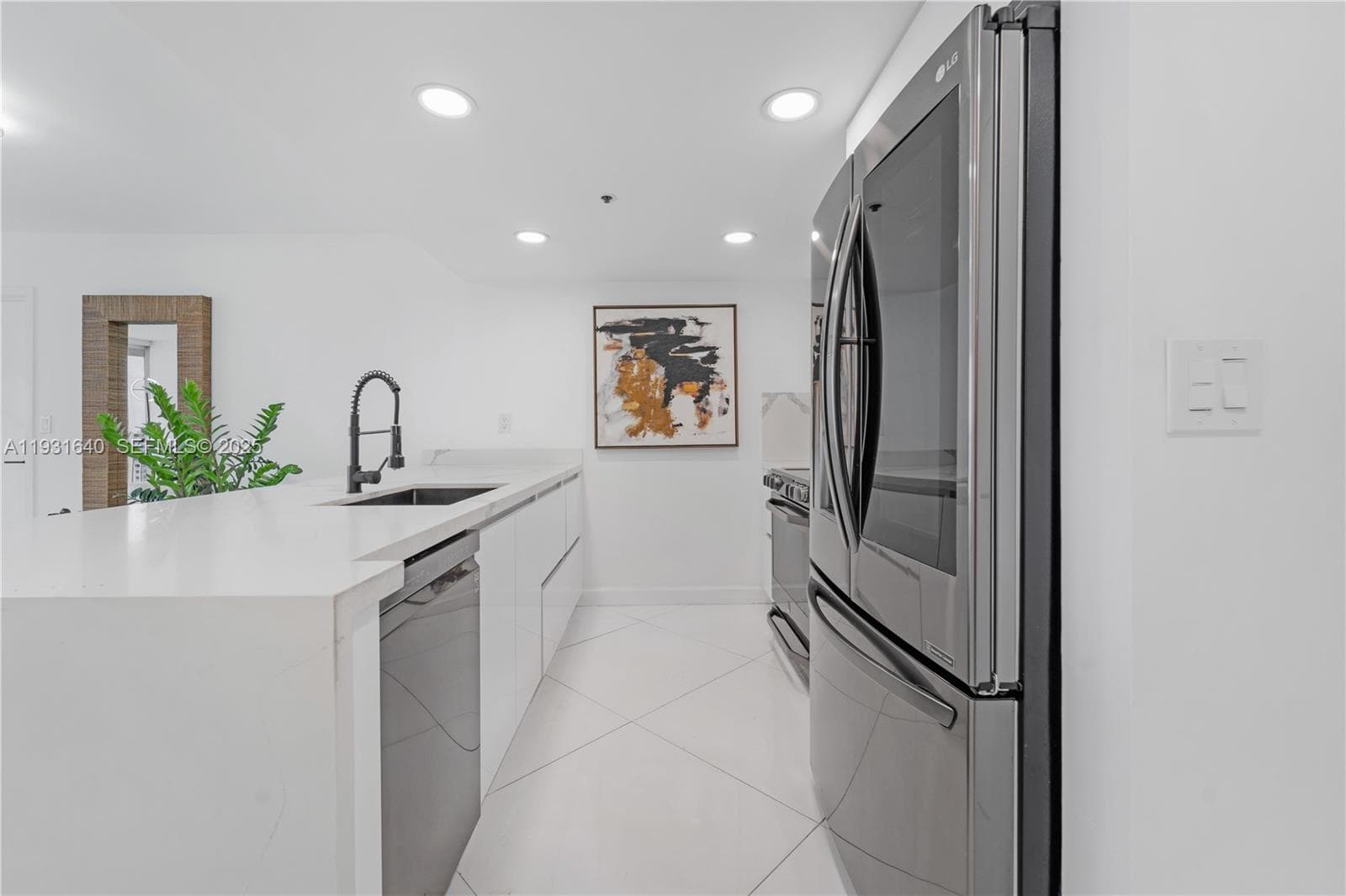 7601 E Treasure Dr 819 photo 3