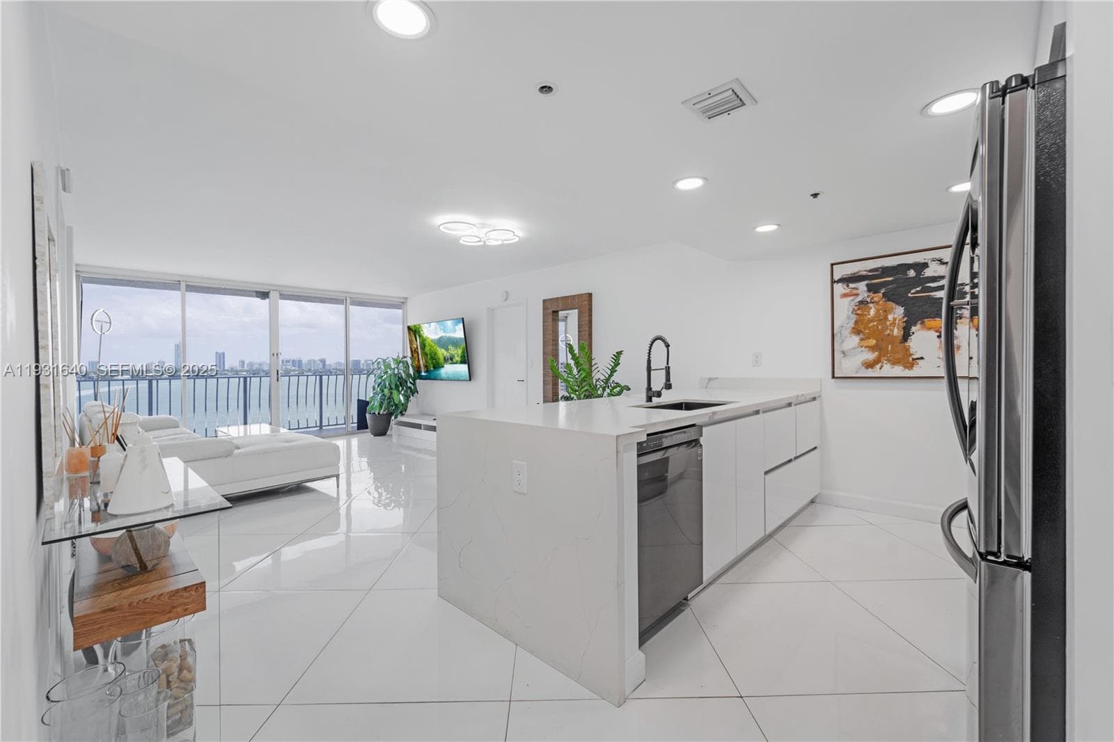 7601 E Treasure Dr 819 photo 1