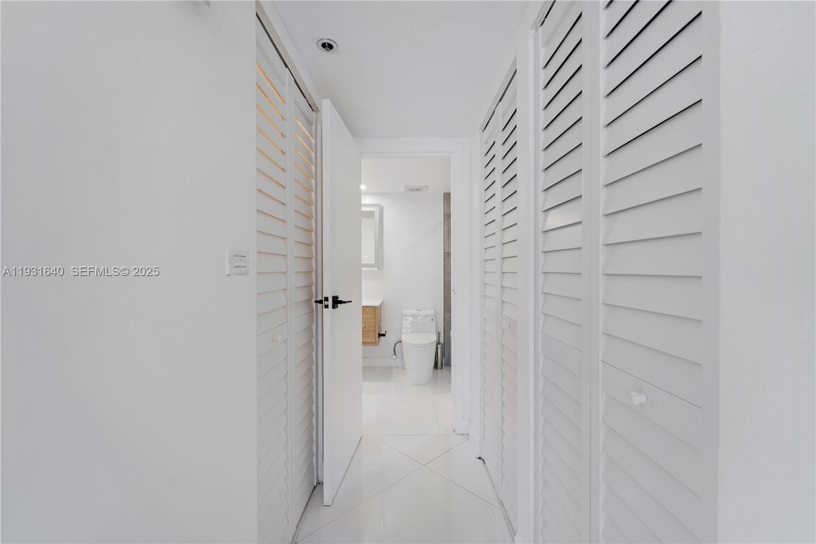 7601 E Treasure Dr 819 photo 20