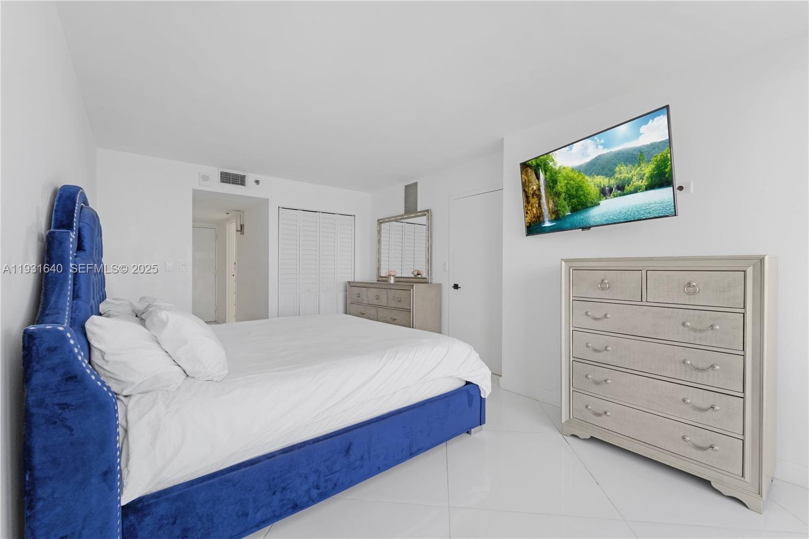 7601 E Treasure Dr 819 photo 10