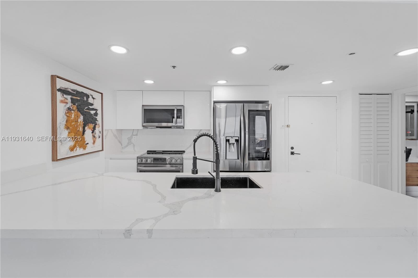 7601 E Treasure Dr 819 photo 4
