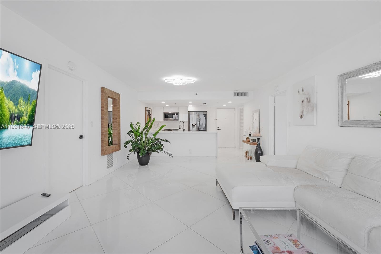 7601 E Treasure Dr 819 photo 8