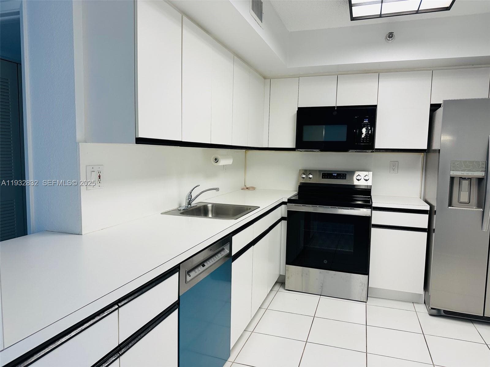 19101 NE 36th Ct 1409 photo 4
