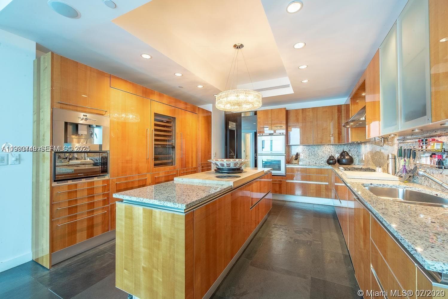 16051 Collins Ave 4