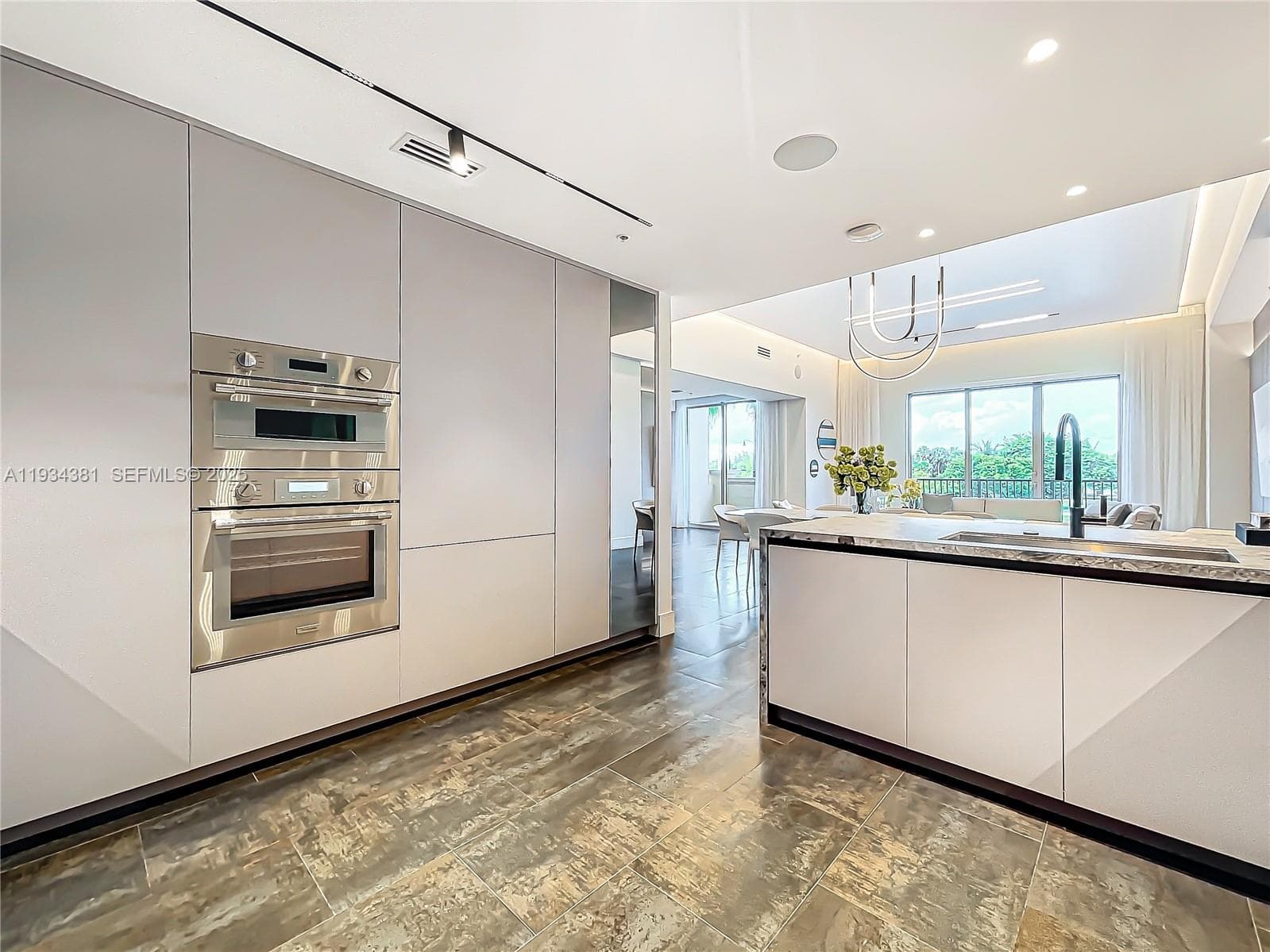 3501 Ocean Dr V5 photo 18