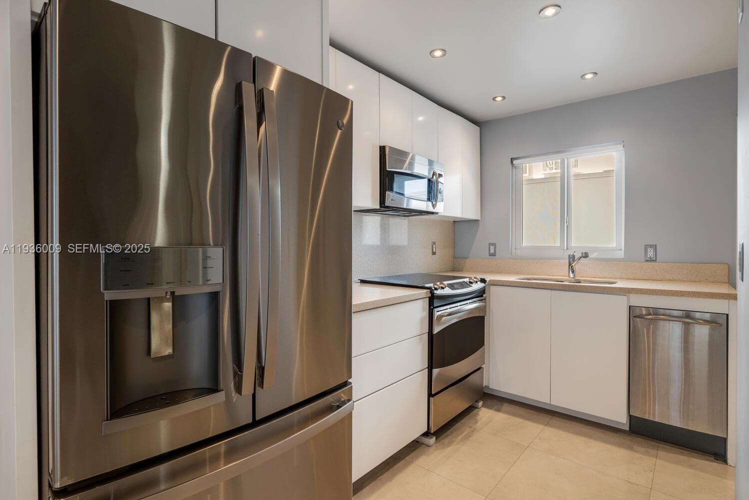 325 Ocean Dr 409 photo 4