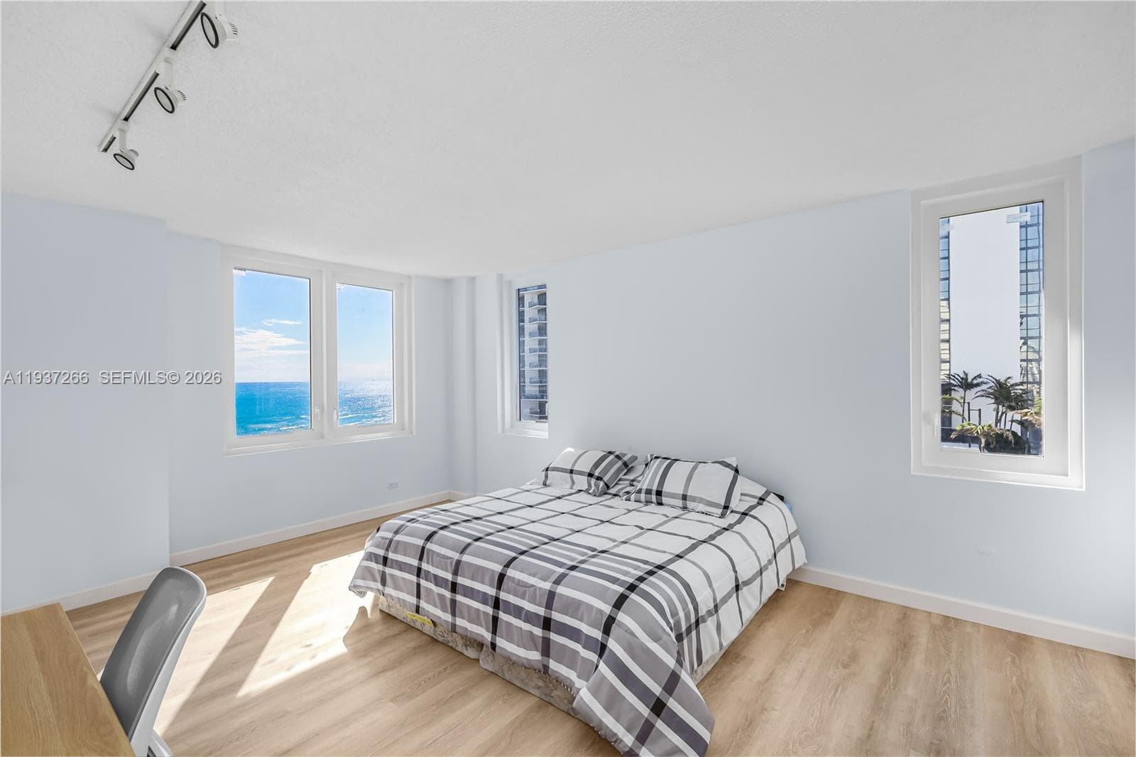 2301 Collins Ave 1038/1039 photo 7