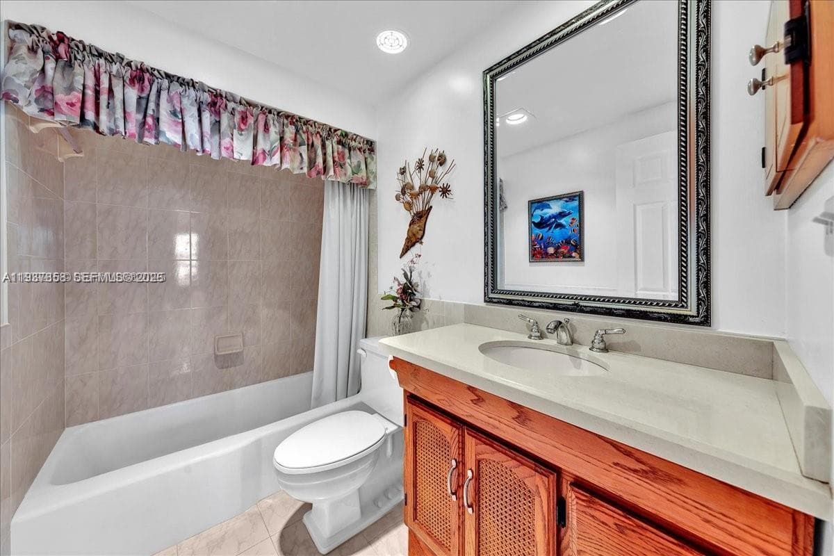 3111 Ocean Dr 904 photo 21
