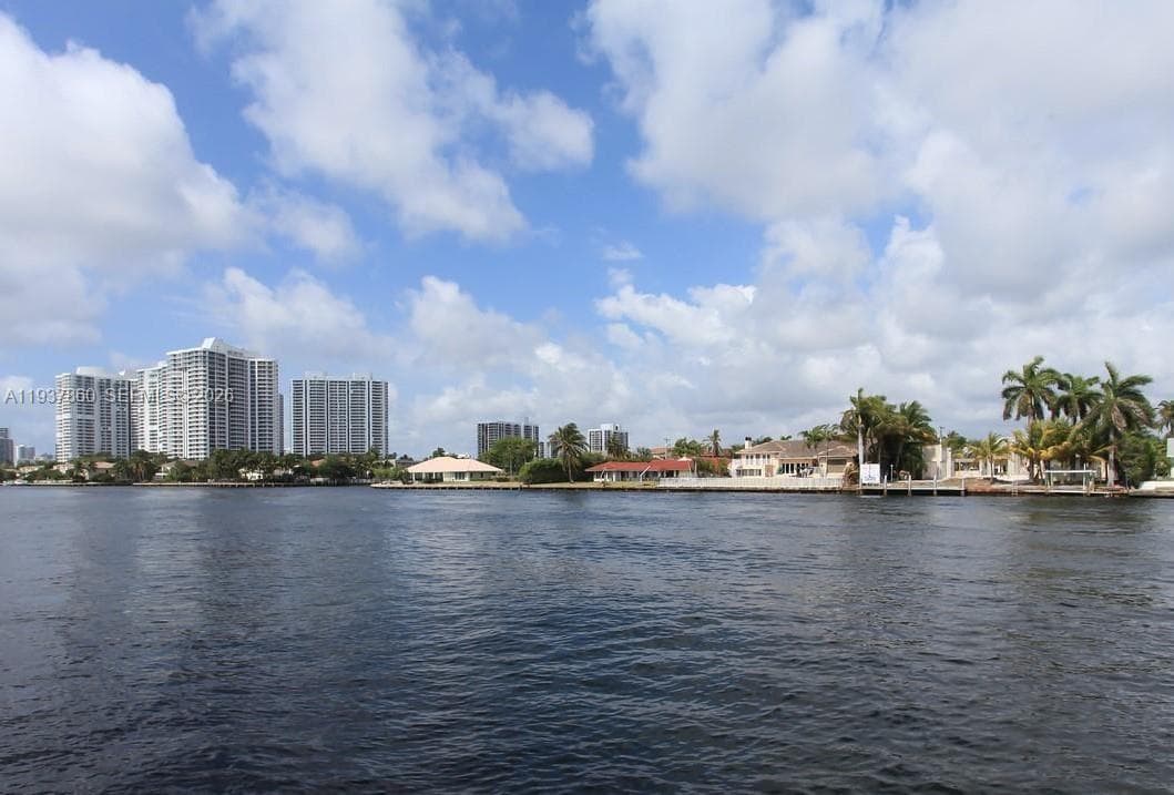 3177 Ocean Dr 305 photo 25