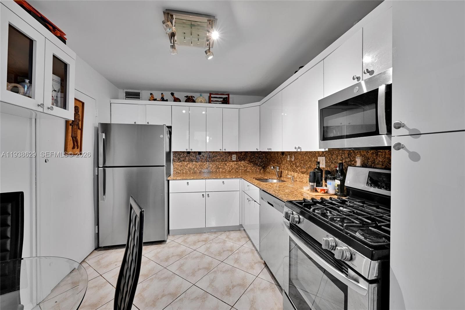 2030 Ocean Dr 2018 photo 13