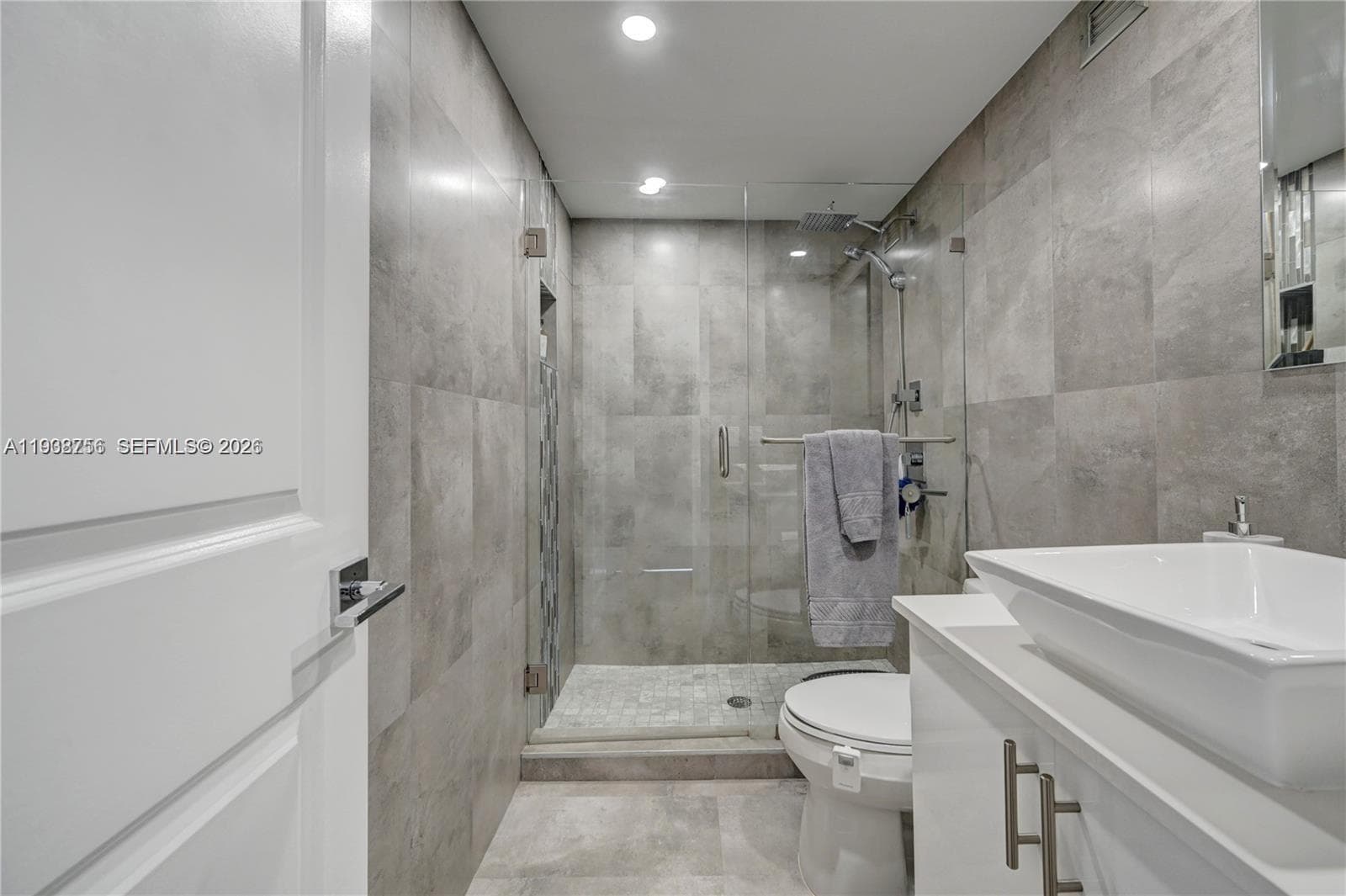 2049 Ocean Dr 701 photo 15
