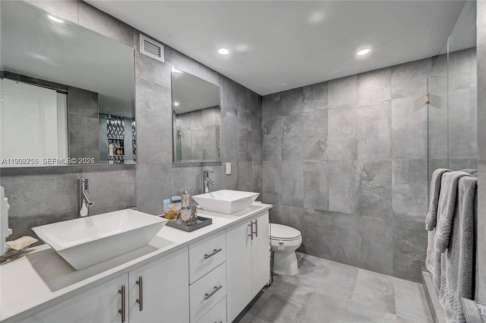 2049 Ocean Dr 701 photo 19