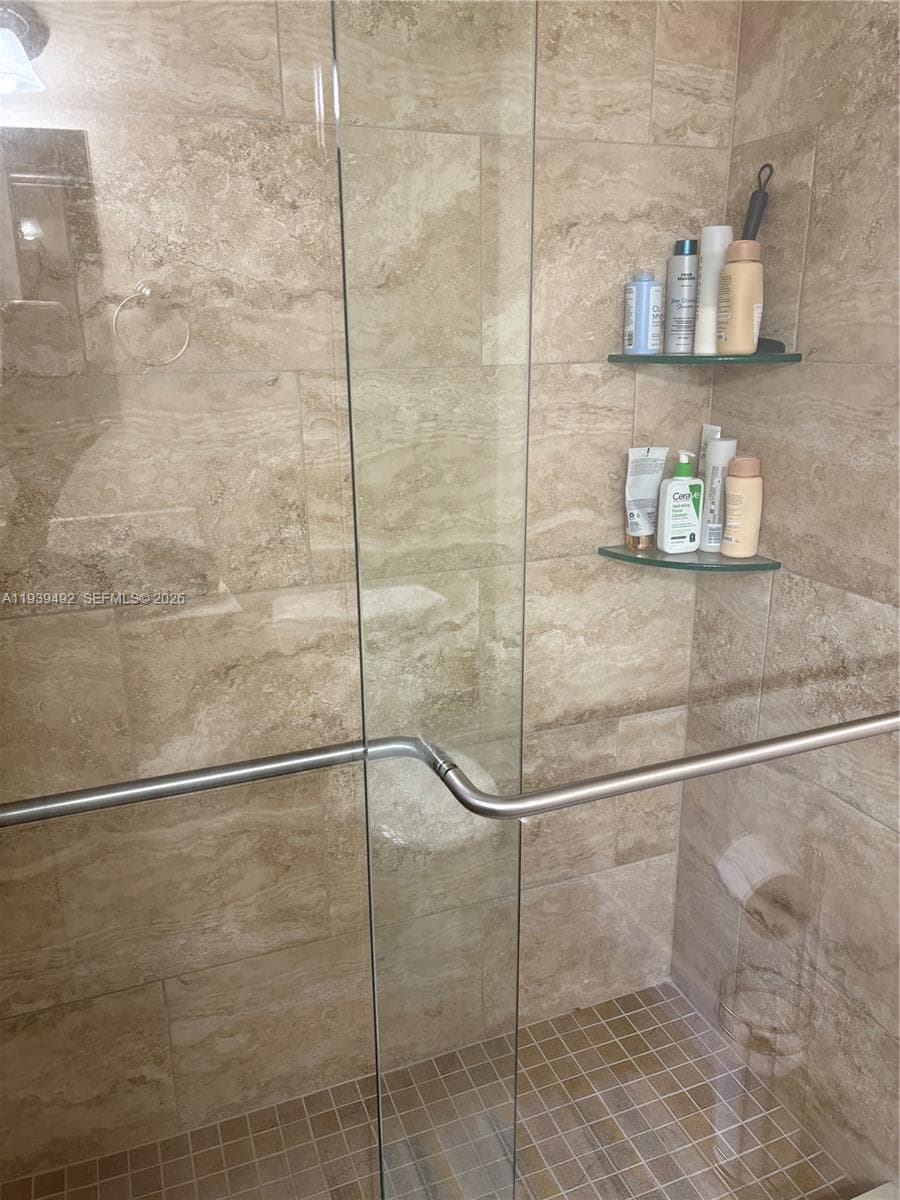 17 Royal Palm Way 4040 photo 8