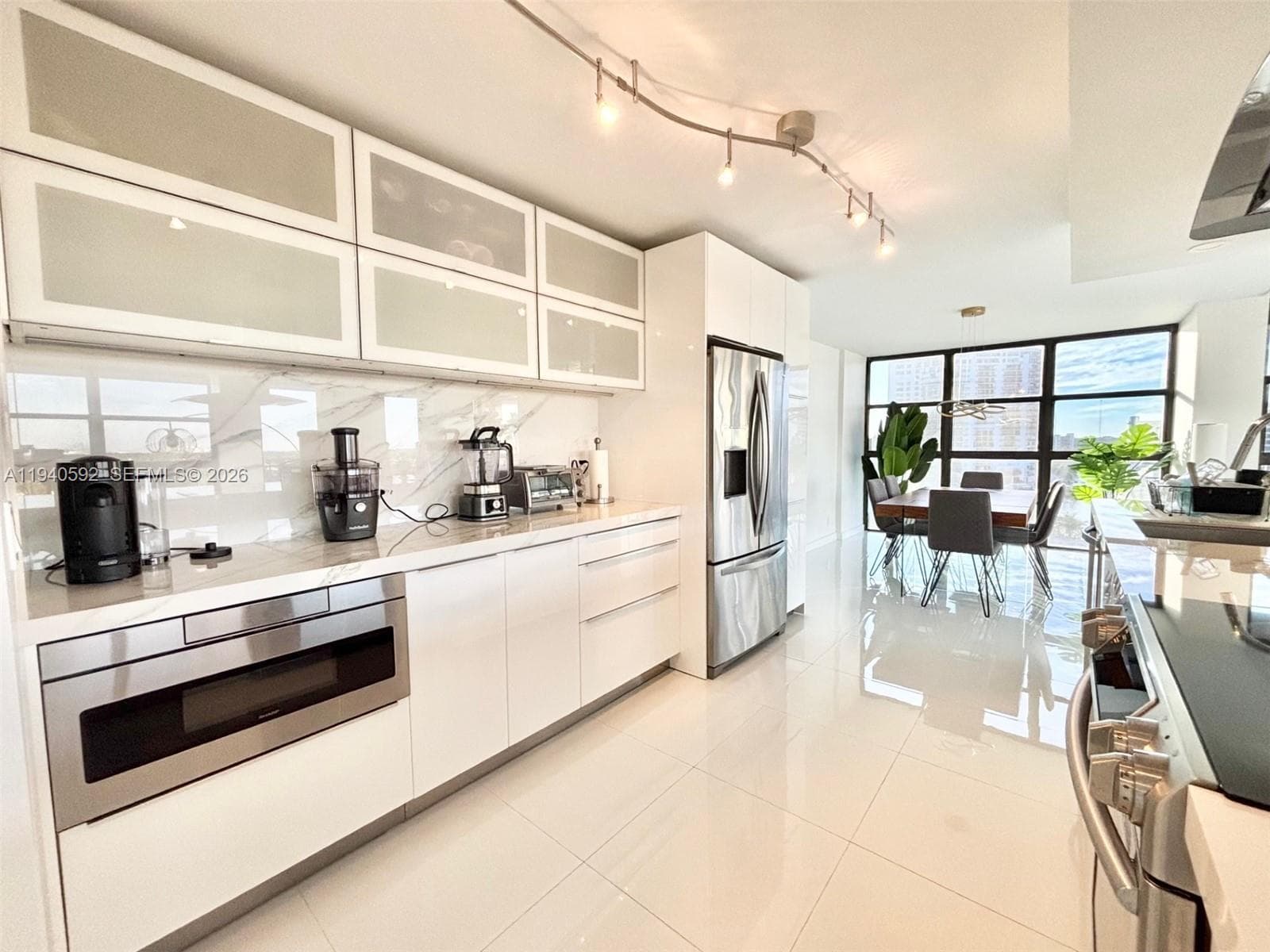 200 Leslie Dr 3