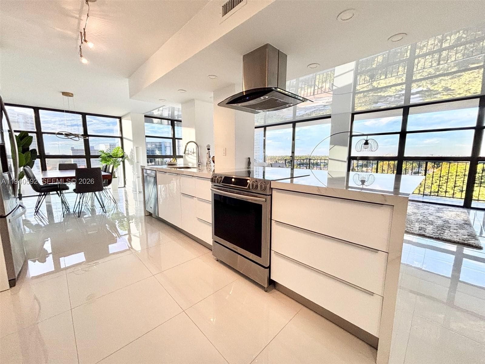 200 Leslie Dr 4