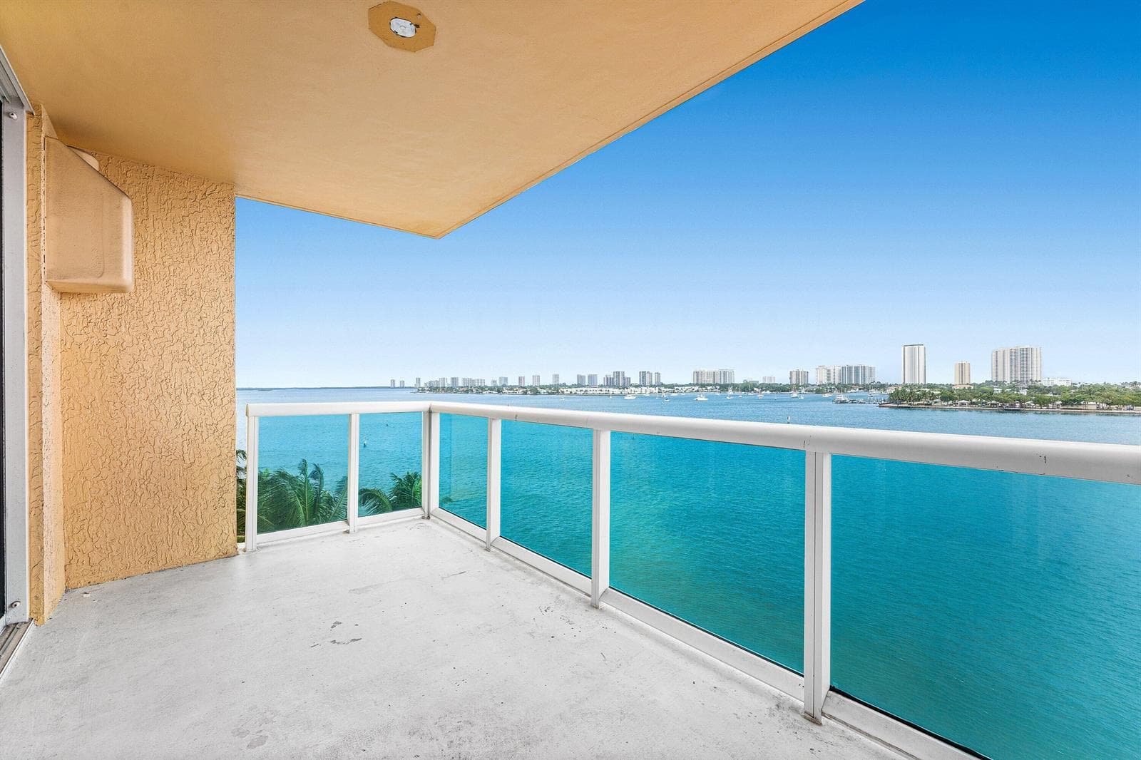 2640 Lake Shore Drive #614 3