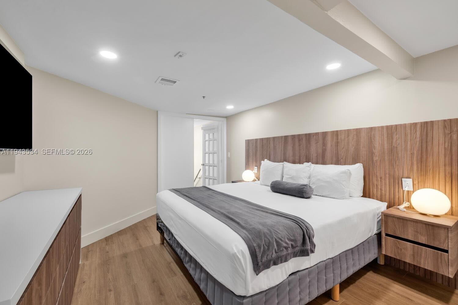 5445 Collins Ave M9 M10 M11 M12 photo 15