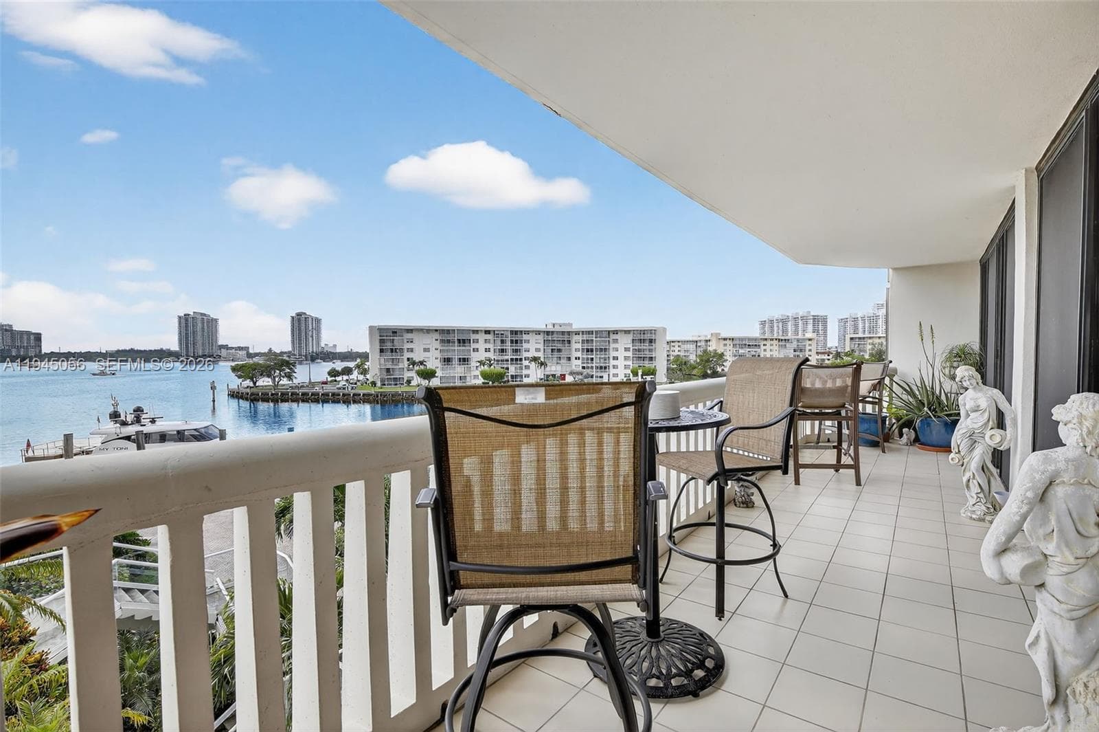 1000 Island Blvd 312 photo 4
