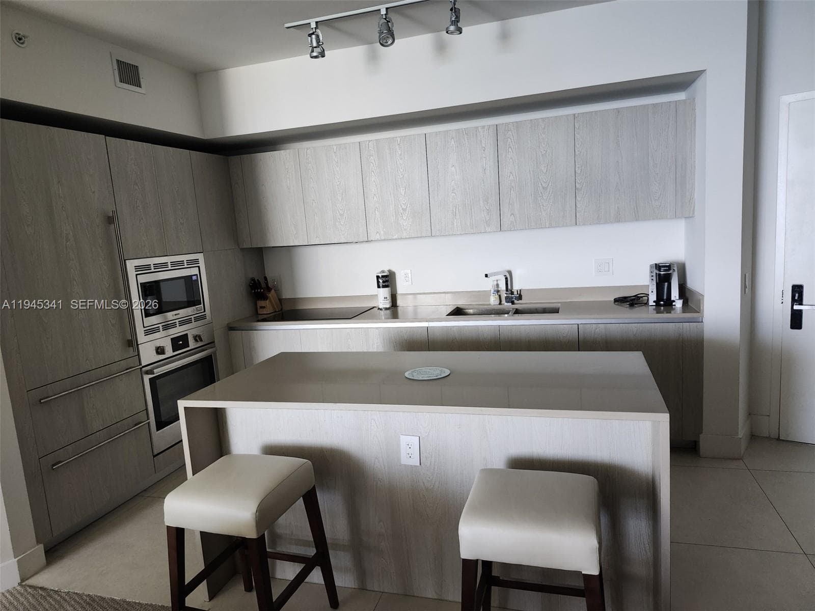 4111 Ocean Dr 4
