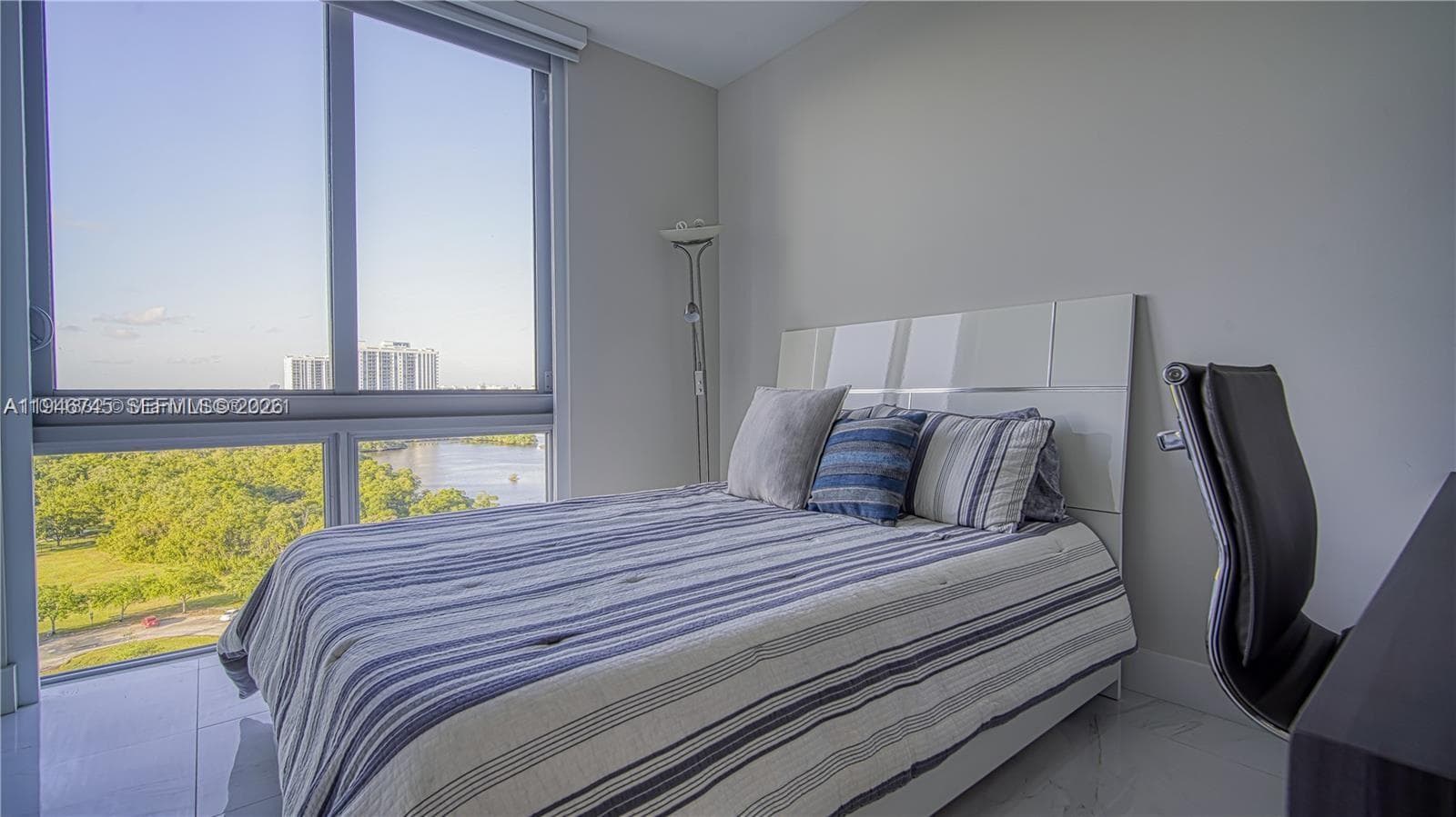 16385 Biscayne Blvd 1415 photo 22