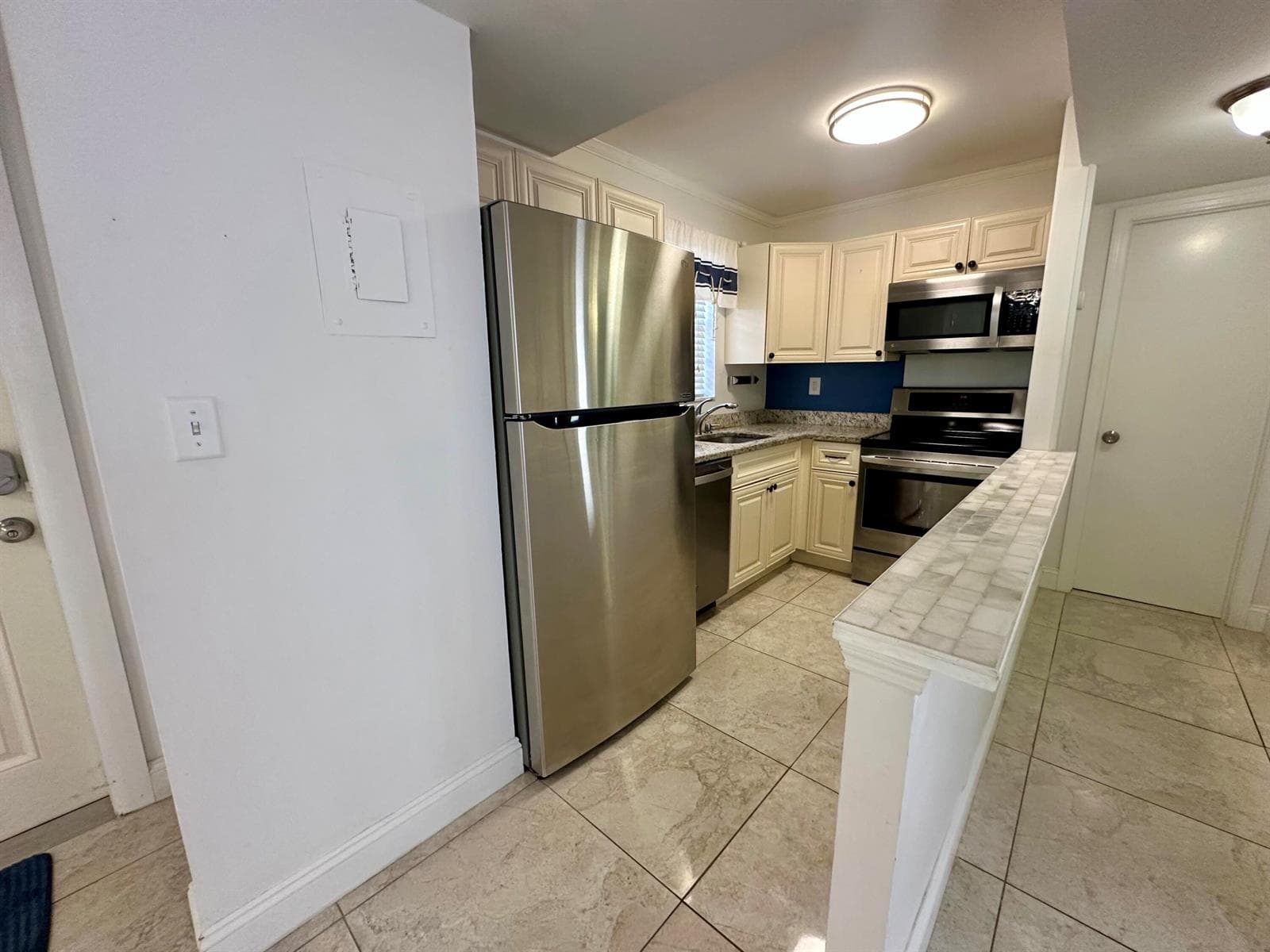 1810 New Palm Way 417 photo 3