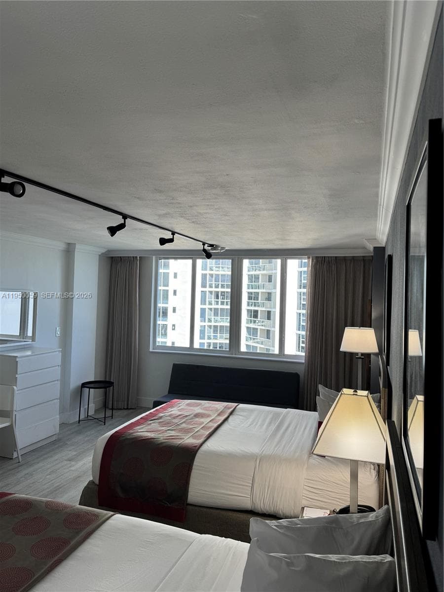 19201 Collins Ave 1018 photo 3