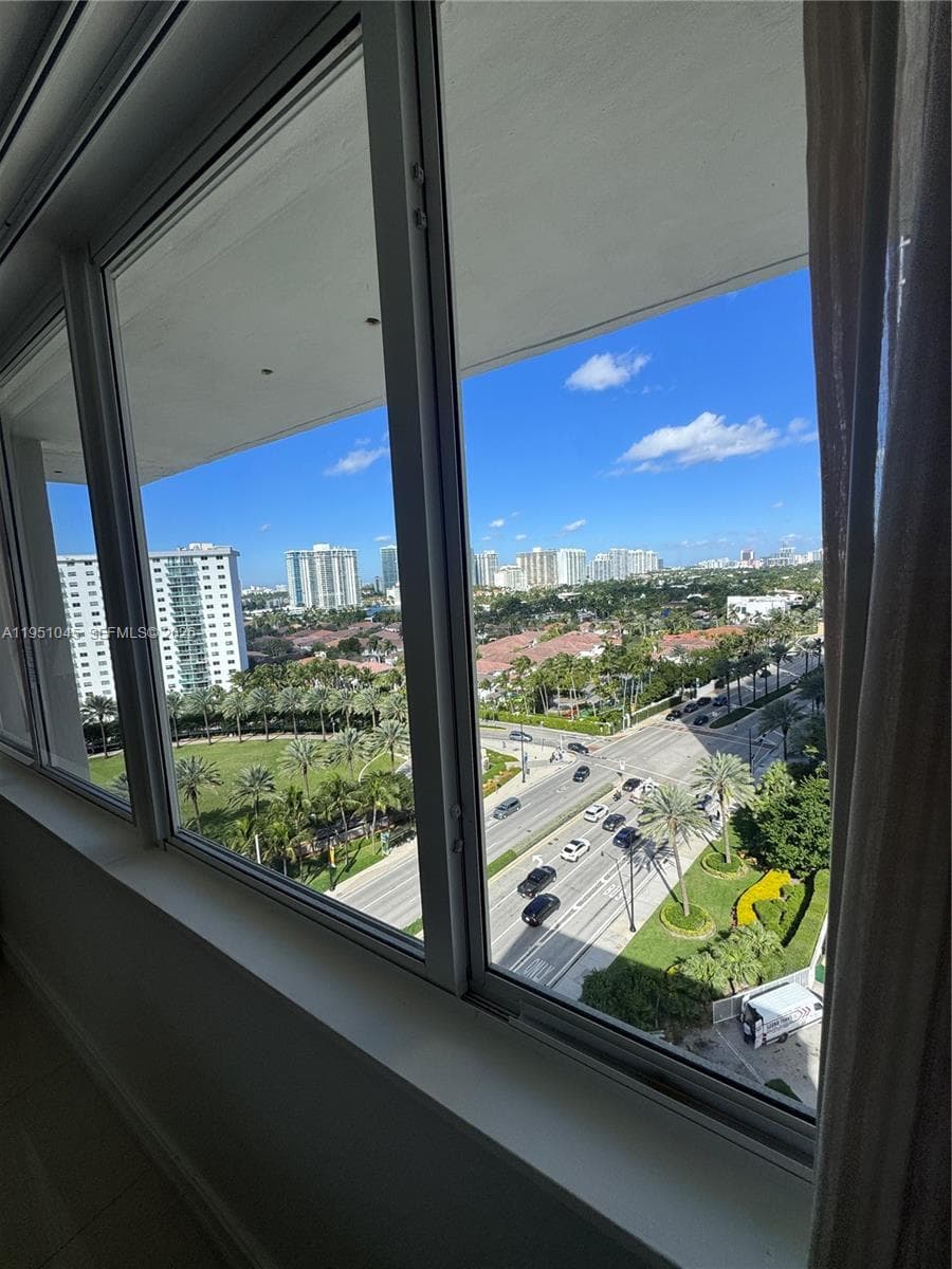 19201 Collins Ave 1130 photo 2