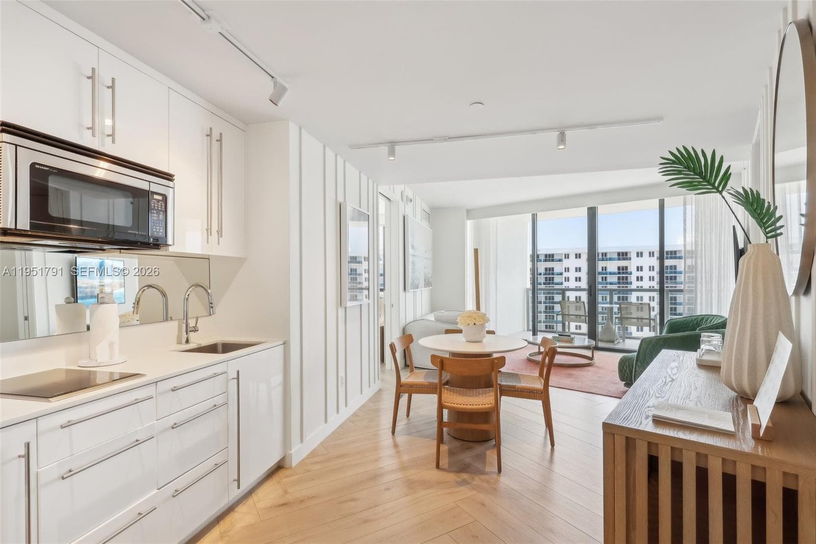 2201 Collins Ave 3