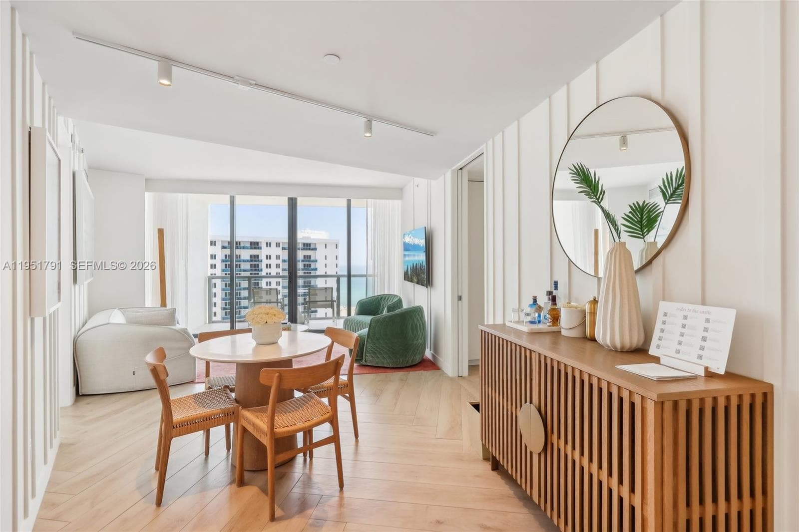 2201 Collins Ave 4