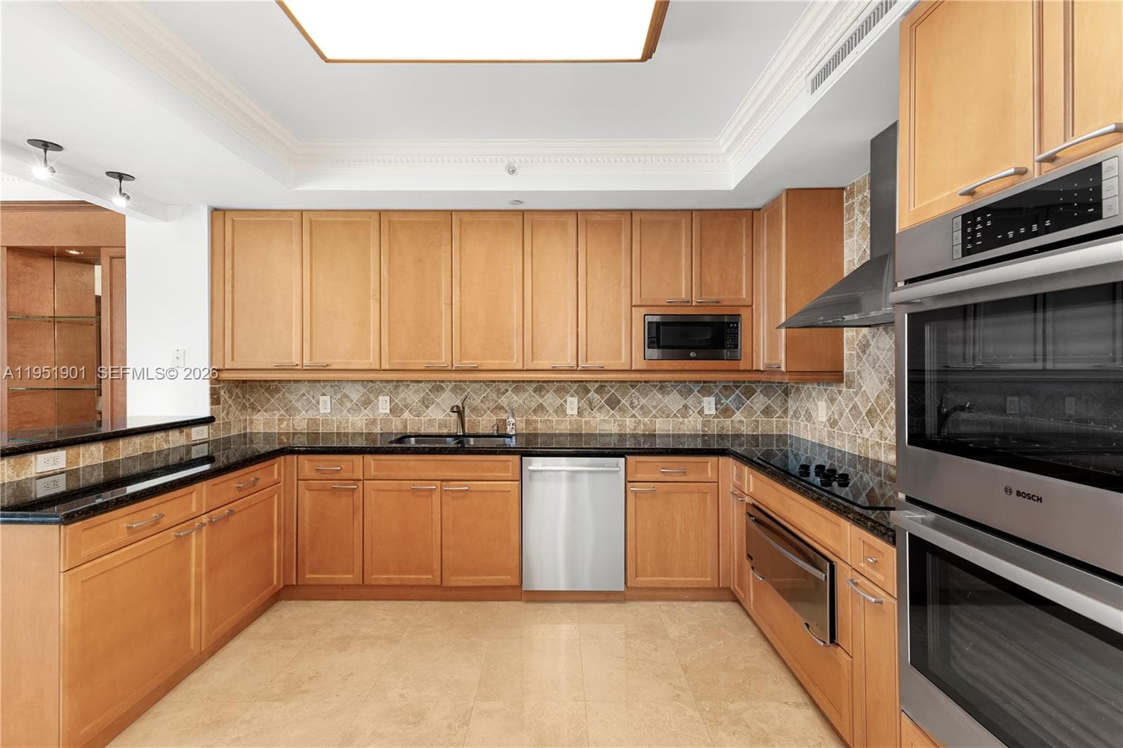 20201 E Country Club Dr 608 photo 9