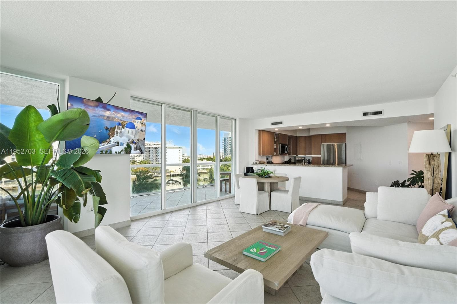 10 Venetian Way 604 photo 2